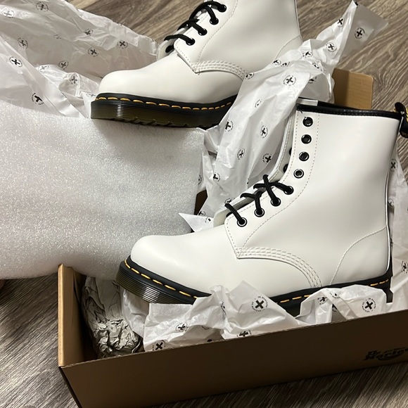 Dr. Martens 1460 Women's Boot NWT - Picture 5 of 6